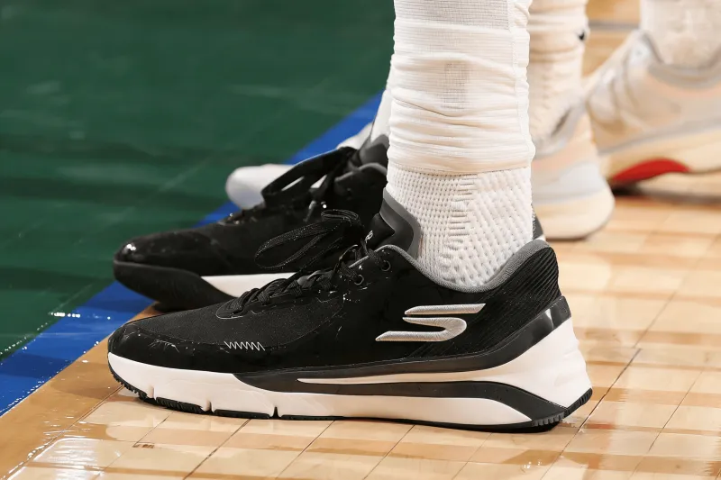 极速电竞官网-中流砥柱！兰德尔穿着斯凯奇Press，得到29分8篮板6助攻